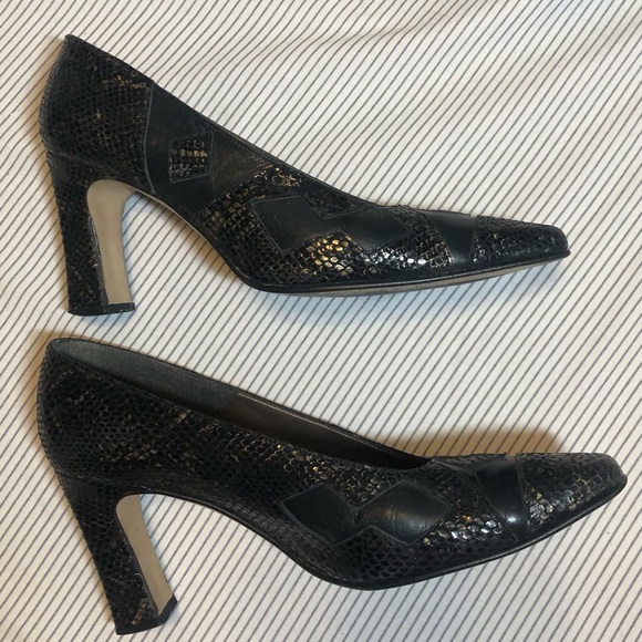 Navy leather slip on heels by Cara Molina España. - Picture 2 of 16